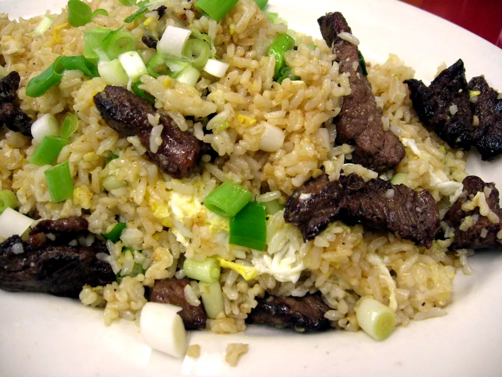 Arroz chaufa con carne y cebolla china