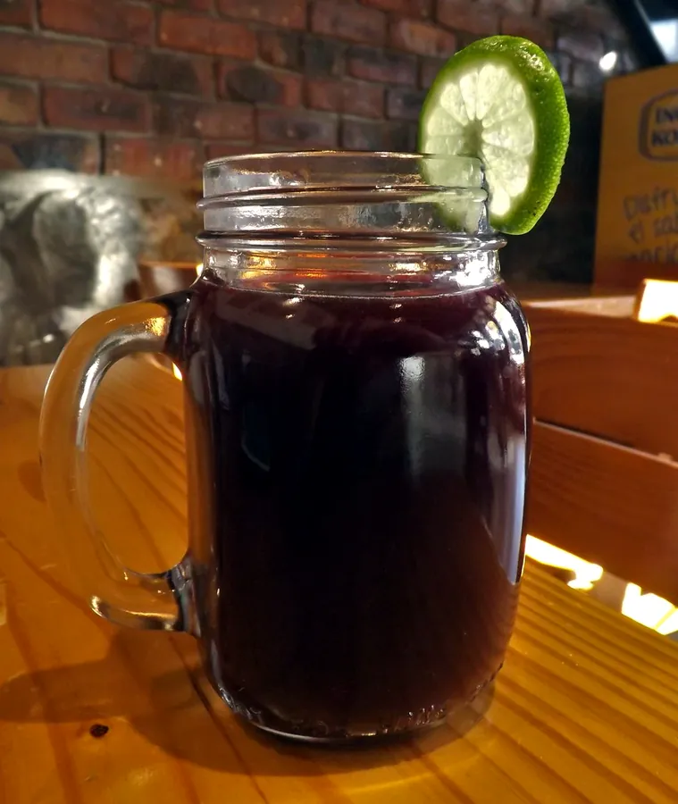 Jarra de chicha morada con una rodaja de limón