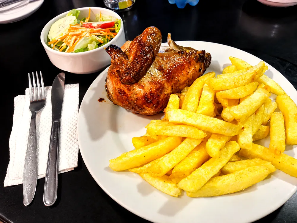 Cuarto de pollo a la brasa con papas fritas y ensalada