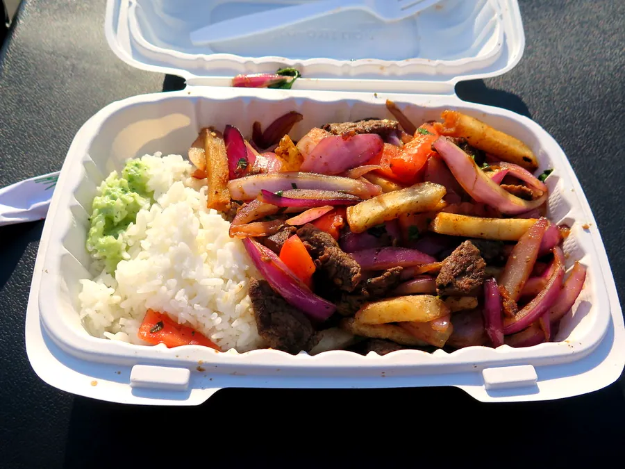 Lomo saltado servido en envase de reparto