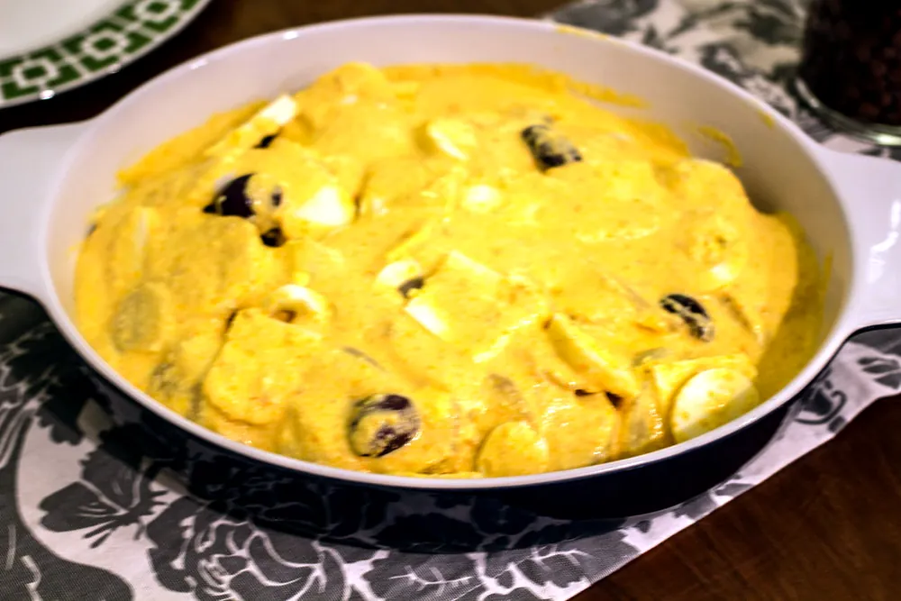 Papa a la huancaína con salsa de ají amarillo y aceituna