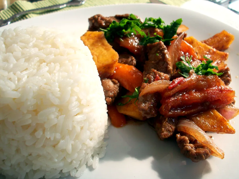 Lomo saltado con arroz blanco y papas fritas