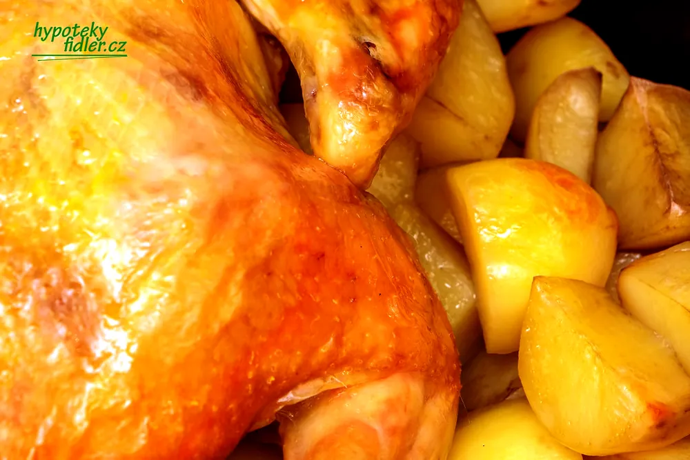 Pollo entero a la brasa dorado, con papas